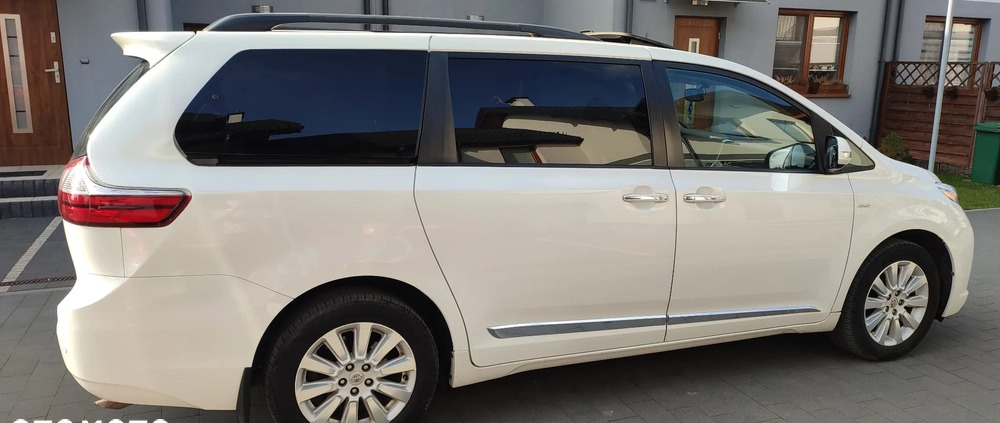 Toyota Sienna cena 119800 przebieg: 178000, rok produkcji 2016 z Kobyłka małe 254